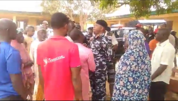 FCT Election: Lady caught with 20 voter cards in Kabusa