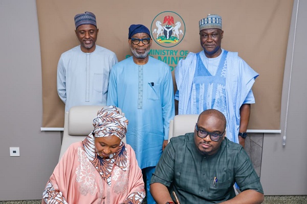 FG, AFC sign .3bn Alumina investment deal FG, AFC sign .3bn Alumina investment deal