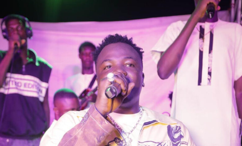 Singer Bunmi Rhymes thrills audience at fun Foyer Hotel live show Singer Bunmi Rhymes thrills audience at fun Foyer Hotel live show