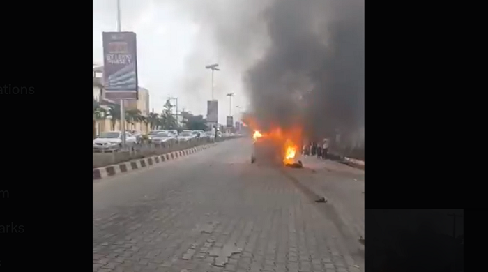 JUST IN: Vehicle bursts into flames after multiple crash in Lekki JUST IN: Vehicle bursts into flames after multiple crash in Lekki