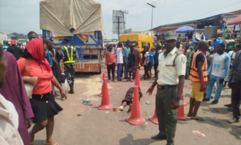 Truck crushes toddler, two others on Lagos-Abeokuta Expressway Truck crushes toddler, two others on Lagos-Abeokuta Expressway