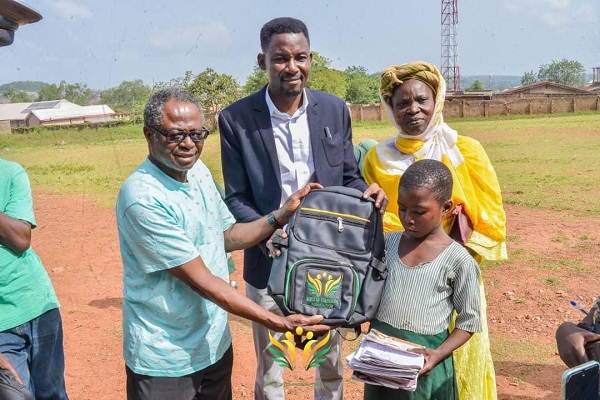 Foundation gifts pupils school bags, others in Oyo Foundation gifts pupils school bags, others in Oyo